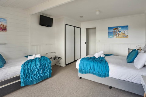 KINGFISHER COTTAGE Beachfront At The Binalong Bay - Accommodation Broome 3