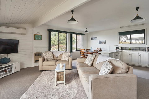 KINGFISHER COTTAGE Beachfront At The Binalong Bay - Accommodation Broome 4