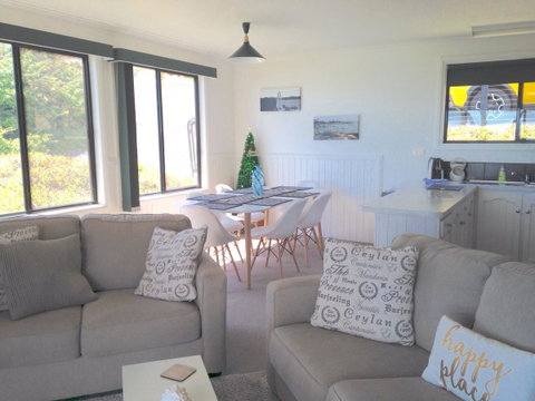 KINGFISHER COTTAGE Beachfront At The Binalong Bay - Accommodation Broome 24