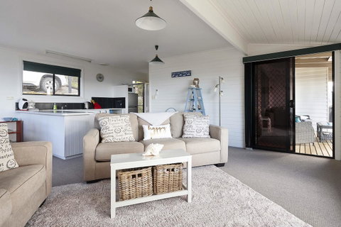 KINGFISHER COTTAGE Beachfront At The Binalong Bay - Accommodation Broome 22
