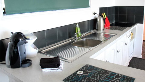 KINGFISHER COTTAGE Beachfront At The Binalong Bay - Accommodation Broome 18