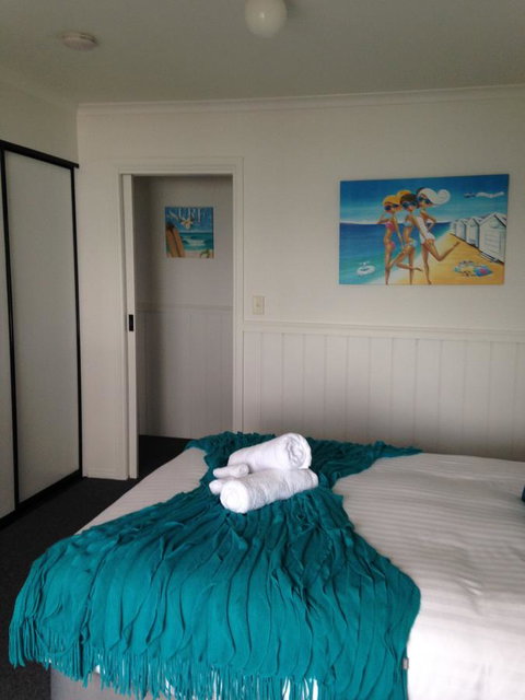 KINGFISHER COTTAGE Beachfront At The Binalong Bay - Accommodation Broome 25