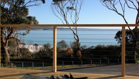 KINGFISHER COTTAGE Beachfront At The Binalong Bay - Accommodation Broome 6