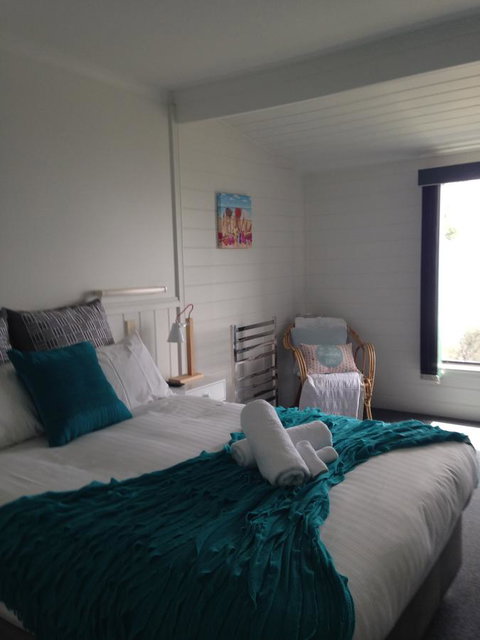 KINGFISHER COTTAGE Beachfront At The Binalong Bay - Accommodation Broome 23