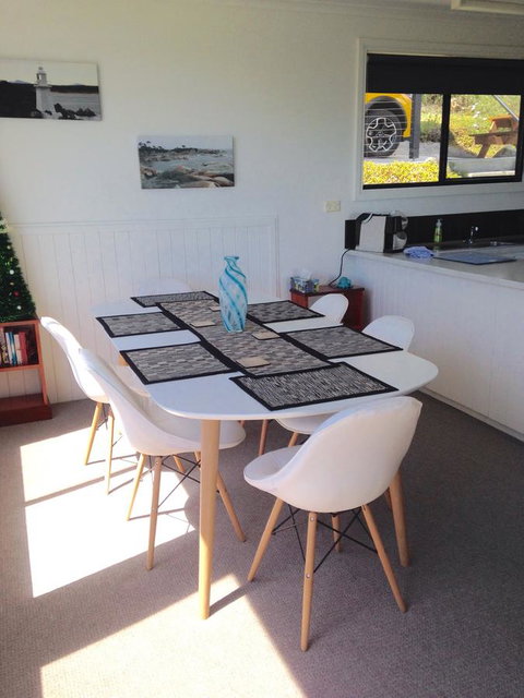 KINGFISHER COTTAGE Beachfront At The Binalong Bay - Accommodation Broome 14