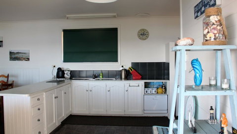 KINGFISHER COTTAGE Beachfront At The Binalong Bay - Accommodation Broome 20
