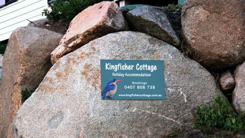 KINGFISHER COTTAGE Beachfront At The Binalong Bay - Accommodation Broome 15
