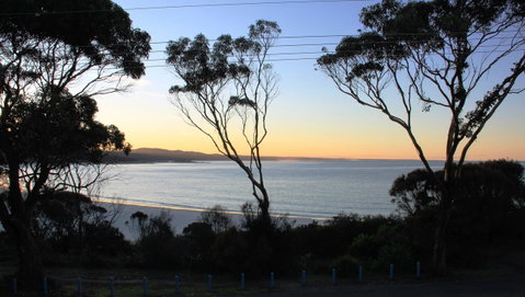 KINGFISHER COTTAGE Beachfront At The Binalong Bay - Accommodation Broome 19