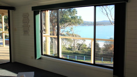 KINGFISHER COTTAGE Beachfront At The Binalong Bay - Accommodation Broome 13