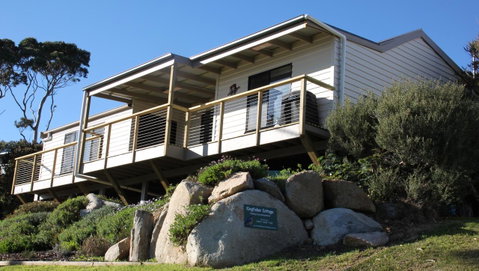 KINGFISHER COTTAGE Beachfront At The Binalong Bay - Accommodation Broome 0