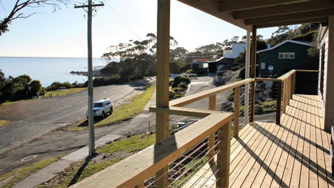 KINGFISHER COTTAGE Beachfront At The Binalong Bay - Accommodation Broome 9