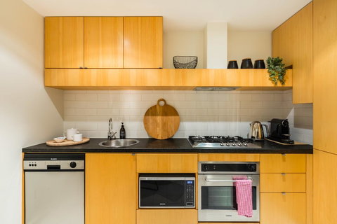 Auguste, Melbourne CBD Private Accommodation With Parking - Accommodation Broome 10
