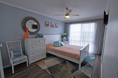 Stunning Waterfront Only 10 Minutes To Phillip Island - FREE EV UNIT 7kW For Electric Cars - Pet Friendly, Fireplace FREE WIFI Wine & Chocolates - Accommodation Broome 2