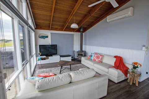 Stunning Waterfront Only 10 Minutes To Phillip Island - FREE EV UNIT 7kW For Electric Cars - Pet Friendly, Fireplace FREE WIFI Wine & Chocolates - Accommodation Broome 1