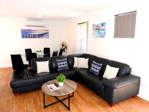 The Royal Dolphin Holiday Home - Accommodation Broome 0