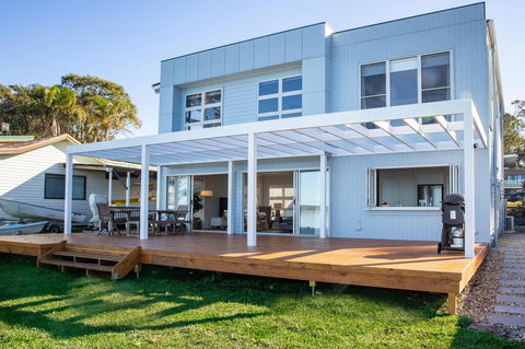 Tranquility Absolute Waterfront - Pet Friendly - 10 Mins To Hyams Beach - Accommodation Broome 1