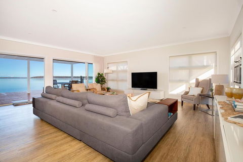 Tranquility Absolute Waterfront - Pet Friendly - 10 Mins To Hyams Beach - Accommodation Broome 2