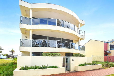 Ultimate Esplanade - 3 Storey Experience - WiFi - Accommodation Broome 0