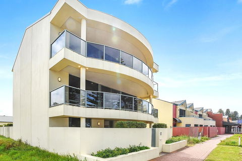 Ultimate Esplanade - 3 Storey Experience - WiFi - Accommodation Broome 3