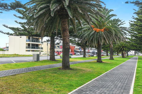 Ultimate Esplanade - 3 Storey Experience - WiFi - Accommodation Broome 2