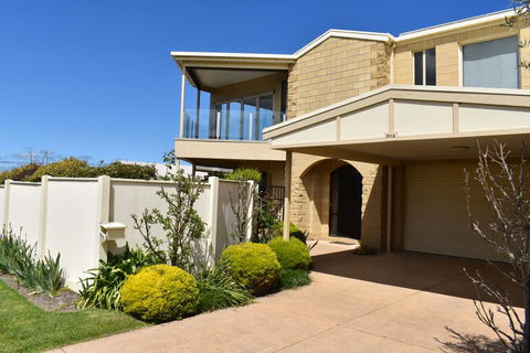 VIEWS FOREVER - INVERLOCH - Accommodation Broome 0