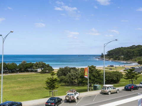 WATERFRONT THREE- In The Heart Of Lorne - Accommodation Broome 2