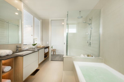 Heart Hotel And Gallery Whitsundays - Accommodation Broome 1