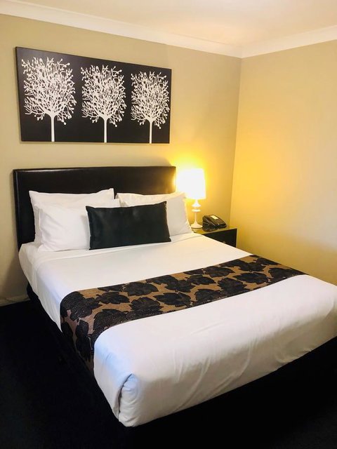 Ambassador On Ruthven - Accommodation Broome 38