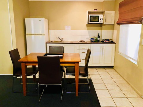 Ambassador On Ruthven - Accommodation Broome 37