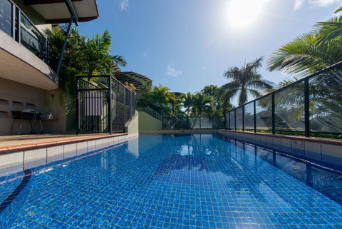 Paradise Penthouse At Waves - Airlie Beach - Accommodation Broome 1