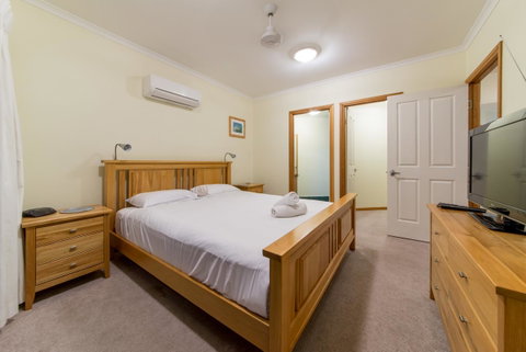 Paradise Penthouse At Waves - Airlie Beach - Accommodation Broome 12