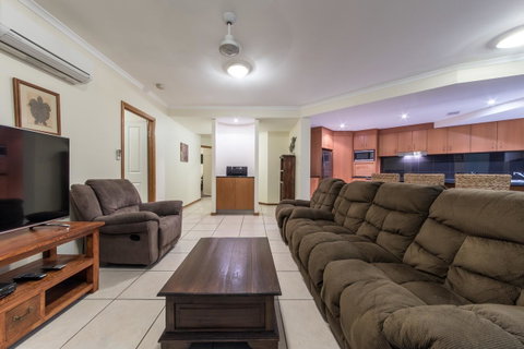 Paradise Penthouse At Waves - Airlie Beach - Accommodation Broome 8
