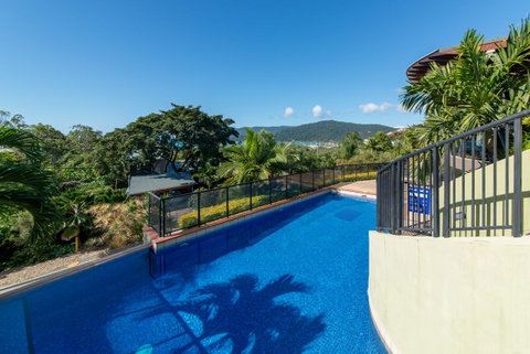 Paradise Penthouse At Waves - Airlie Beach - Accommodation Broome 0