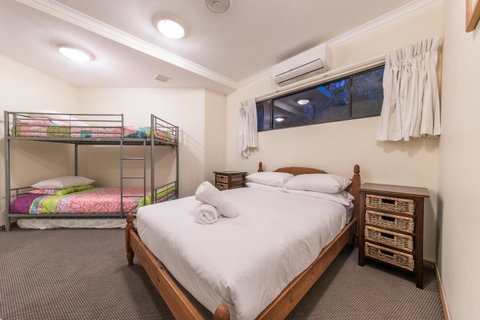 Paradise Penthouse At Waves - Airlie Beach - Accommodation Broome 16