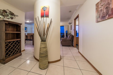 Paradise Penthouse At Waves - Airlie Beach - Accommodation Broome 19