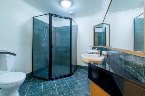 Paradise Penthouse At Waves - Airlie Beach - Accommodation Broome 20
