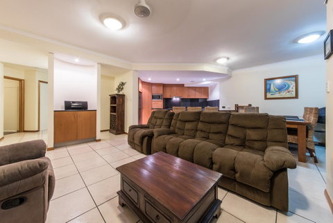 Paradise Penthouse At Waves - Airlie Beach - Accommodation Broome 7