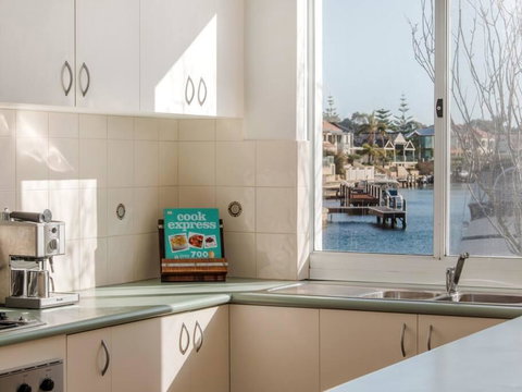 Waters Edge Apartment With Jetty - Accommodation Broome 3