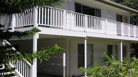 Wonky Pine Beach House, NARRWALLEE- 4 Bedroom - Accommodation Broome 0
