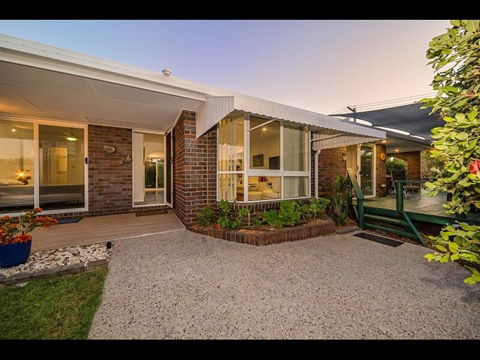 Woorim Secluded Palms Cottage - Accommodation Broome 0