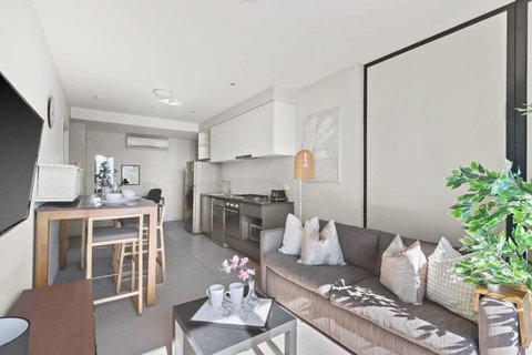 A 2BR Apt On Collins With City Views FREE Parking - Accommodation Broome 1