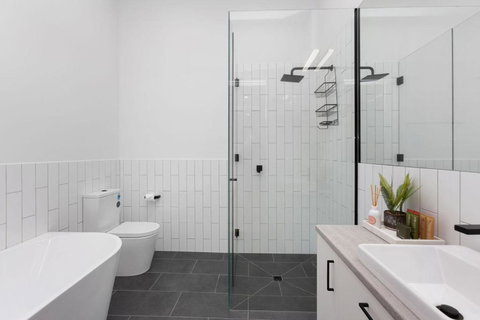 A Box Of Moonlight - Accommodation Broome 4