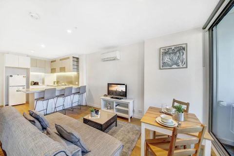 A Chic 2BR Apt Near Southern Cross City Views - Accommodation Broome 0