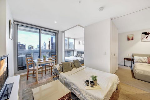 A Chic 2BR Apt Near Southern Cross City Views - Accommodation Broome 3