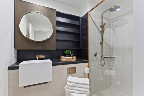 A Chic 2BR Apt Right Next To Melbourne Central - Accommodation Broome 3