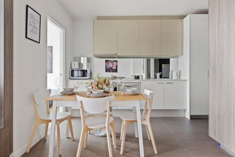 A Cozy 2BR Apt With Harbour Views FREE Parking - Accommodation Broome 4