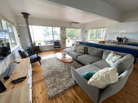 Absolute Lakefront House - Enjoy The Sunrise - Accommodation Broome 2