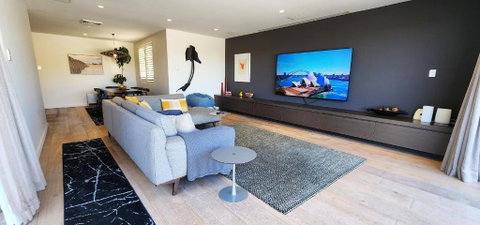 Absolute Waterfront With Oversized Private Terrace - Accommodation Broome 3