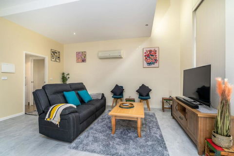Absolutely Spacious APT Unit Between ANU And City - Accommodation Broome 1
