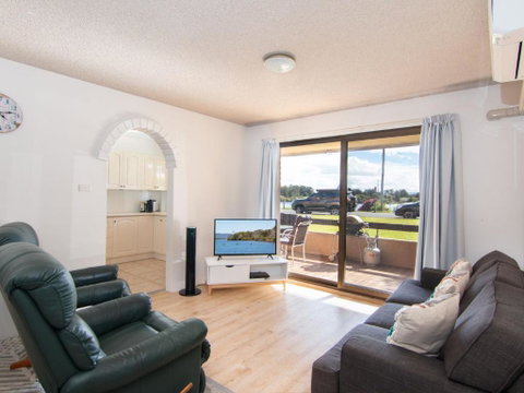 Akuna 3 Ground Floor Opposite Wallis Lake - Accommodation Broome 1